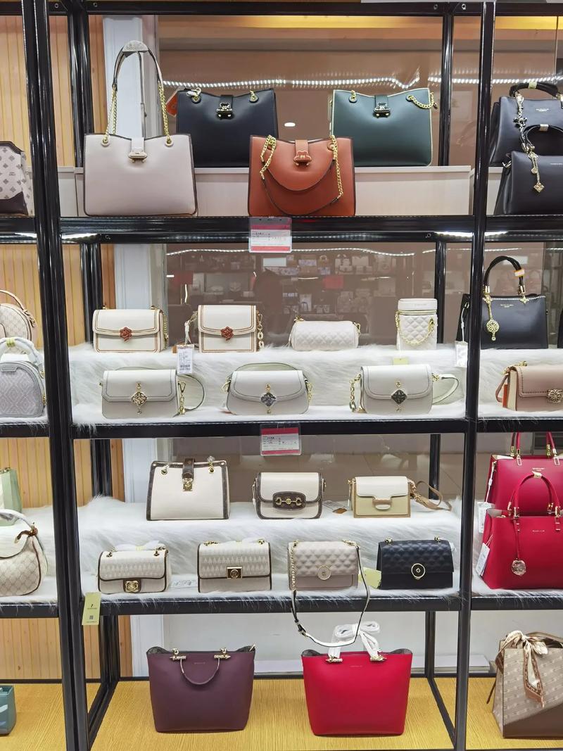 集宁国际皮革城3号楼东门第一家 探访欧尼名品汇箱包生活馆