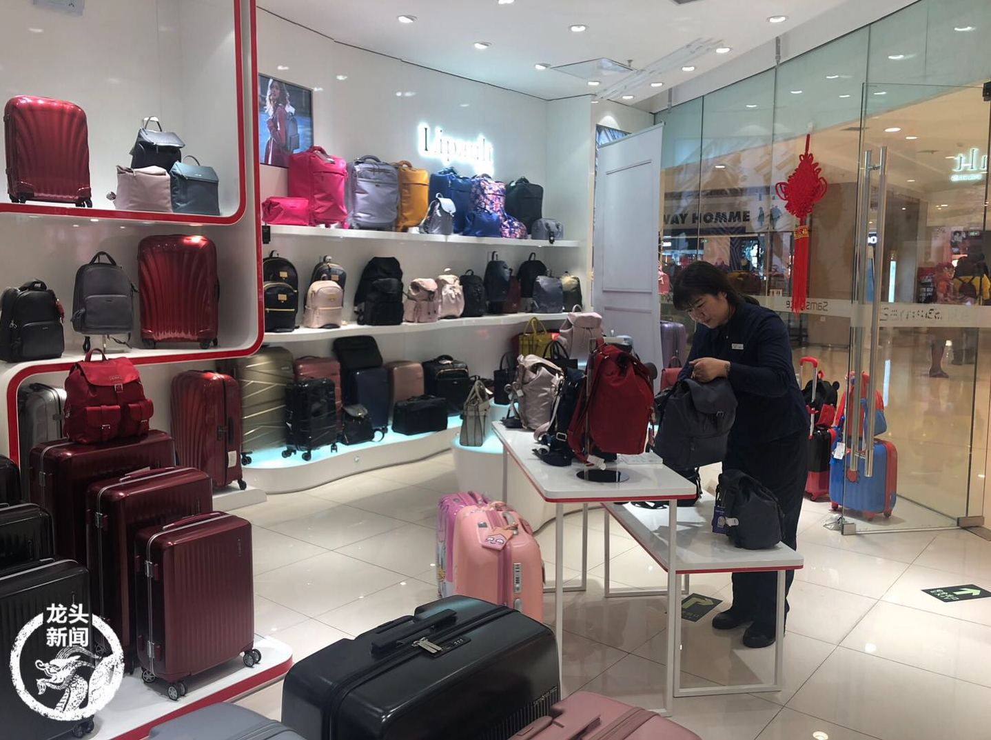年三十的坚守 箱包店里的“买买买”与“逛吃逛吃”